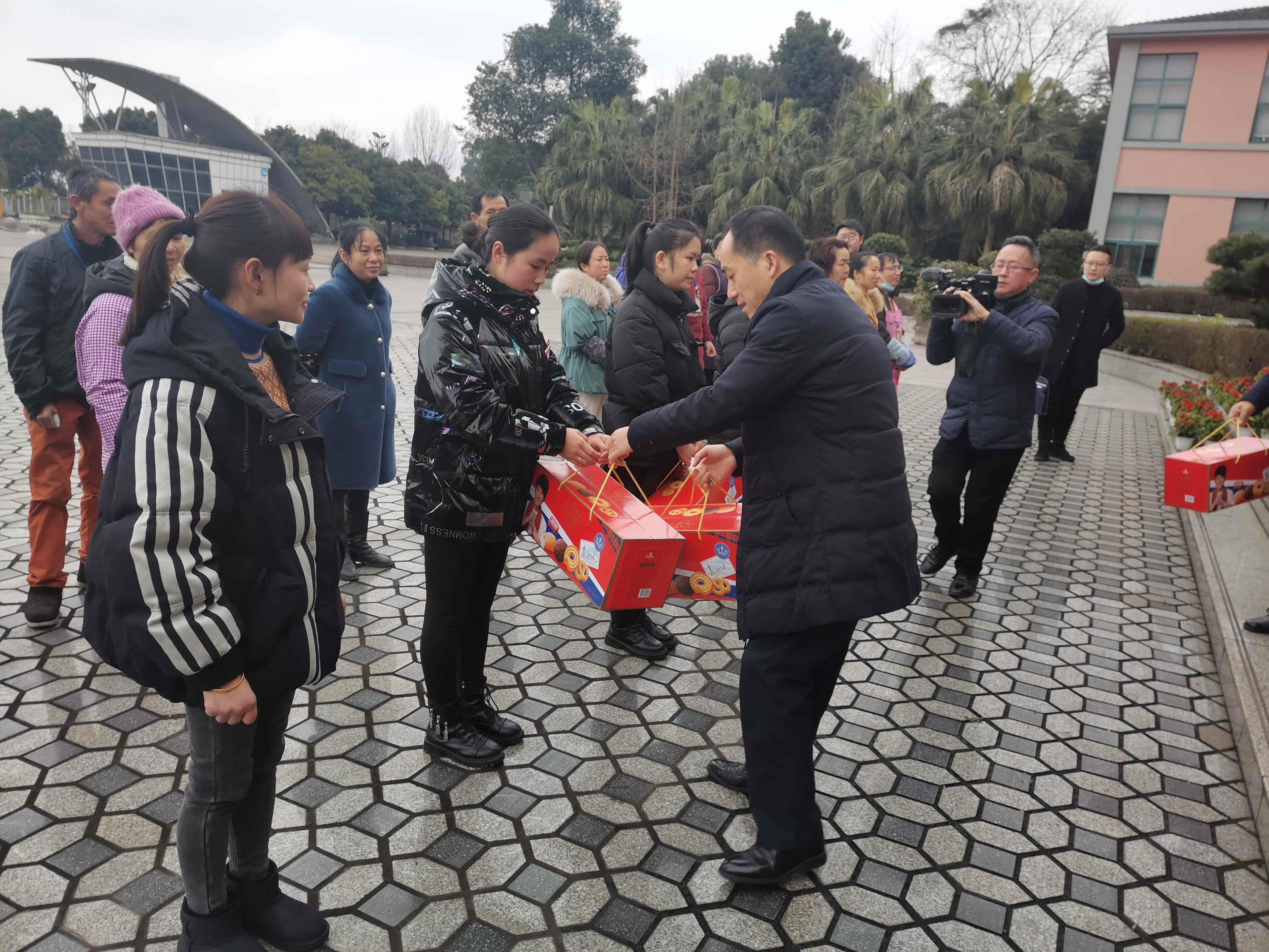 峨眉山市总工会、社社局送温暖2